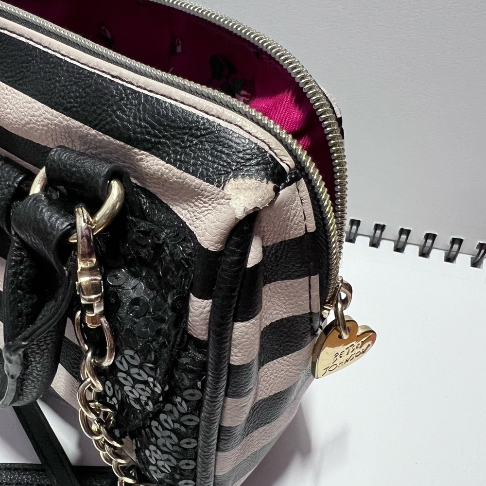 Betsey Johnson black and cream stripe crossbody bag with big sequin bow - Picture 5 of 6